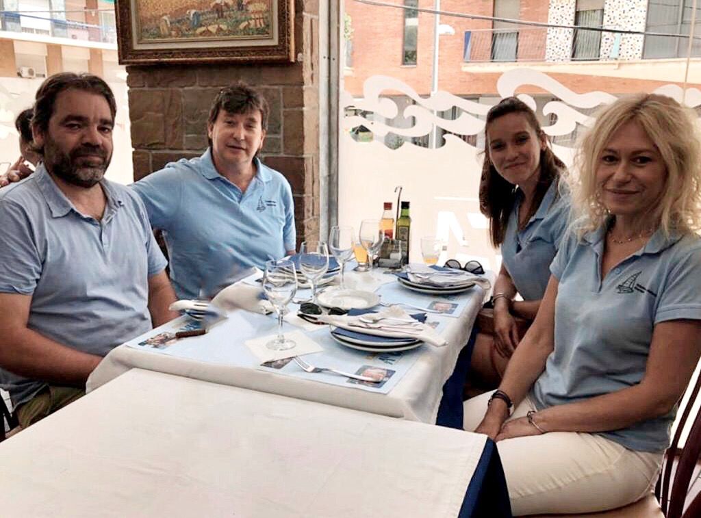 CA-equip-gotlandcharter L'equip de Gotland Charter a l'hora de dinar asseguts al voltant d'una taula