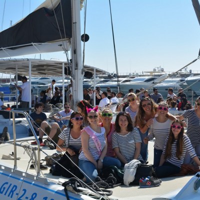 Un grup d'amigues posen per a la foto de grup a bord del catamarà