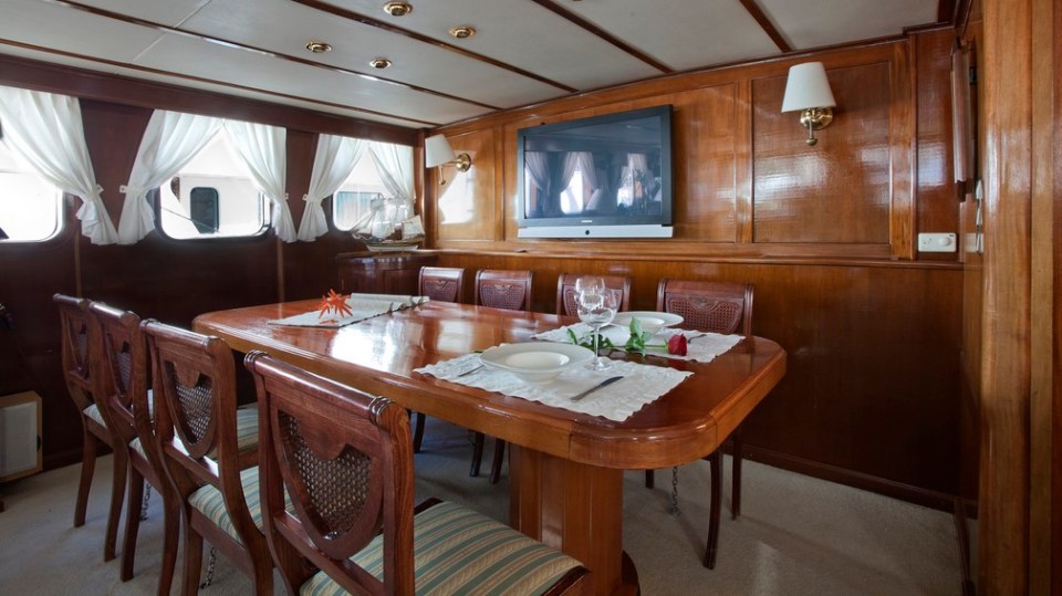 Taula interior del vaixell preparada per al sopar romàntic