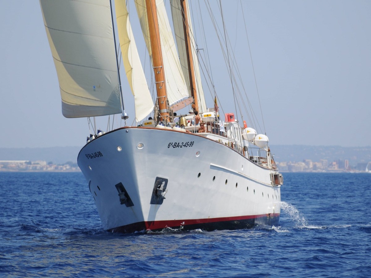 CAT-tickets-southern-cross El vaixell Southern Cross navegant de proa amb el mar pla