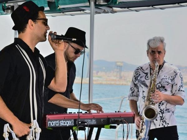 uns music interpreten un tema a bord del catamarà