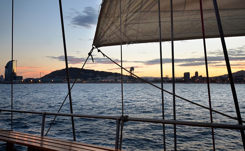 Una vista de toda Barcelona desde el mar en el momento de la puesta de sol