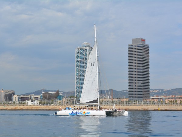 El catamarà Sensation S3 davant de Barcelona