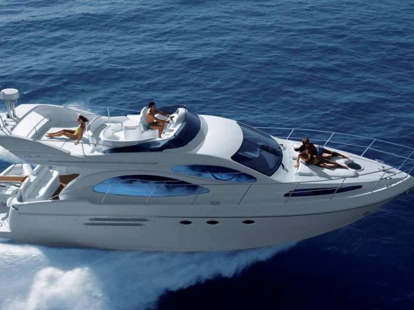 El iot a motor Azimut a tota màquina