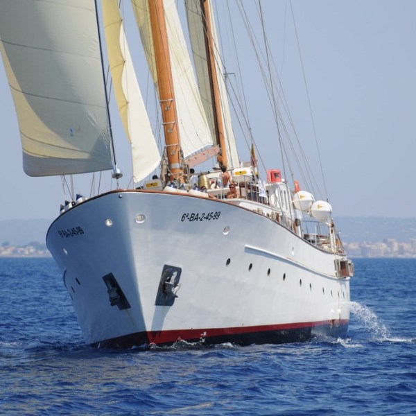 El velero Southern Cross navegando en un mar llano con todas las velas puestasr