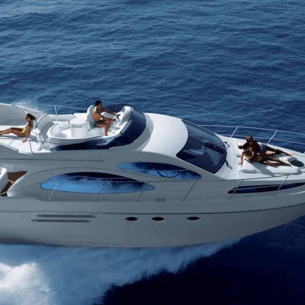 El yate a motor azimut 46 a toda máquina